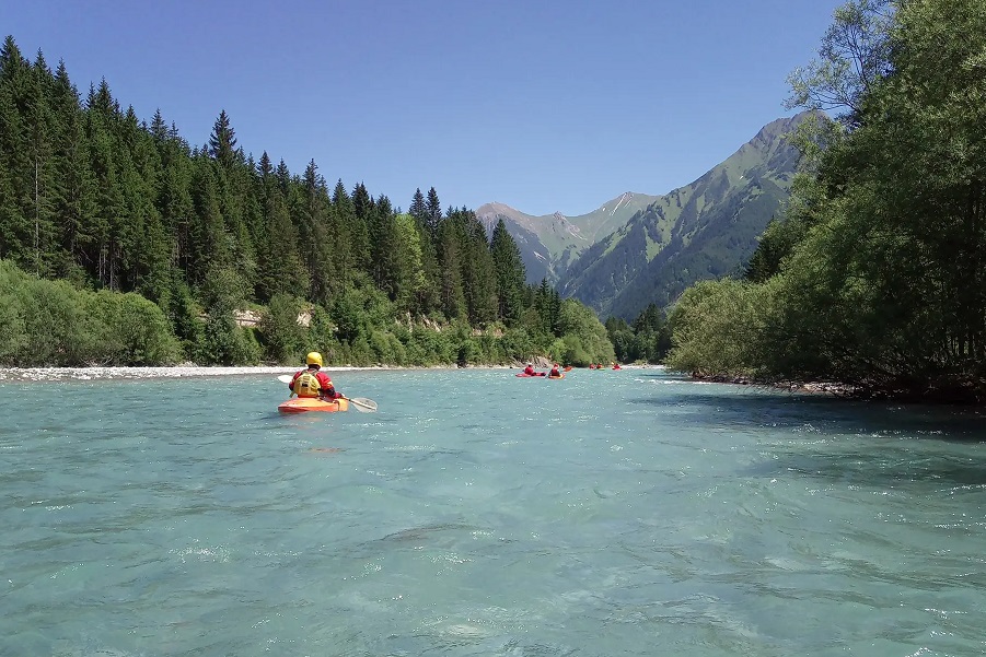 Sonniger Tag auf dem Lech zwischen Häselgehr und Scharnitz.